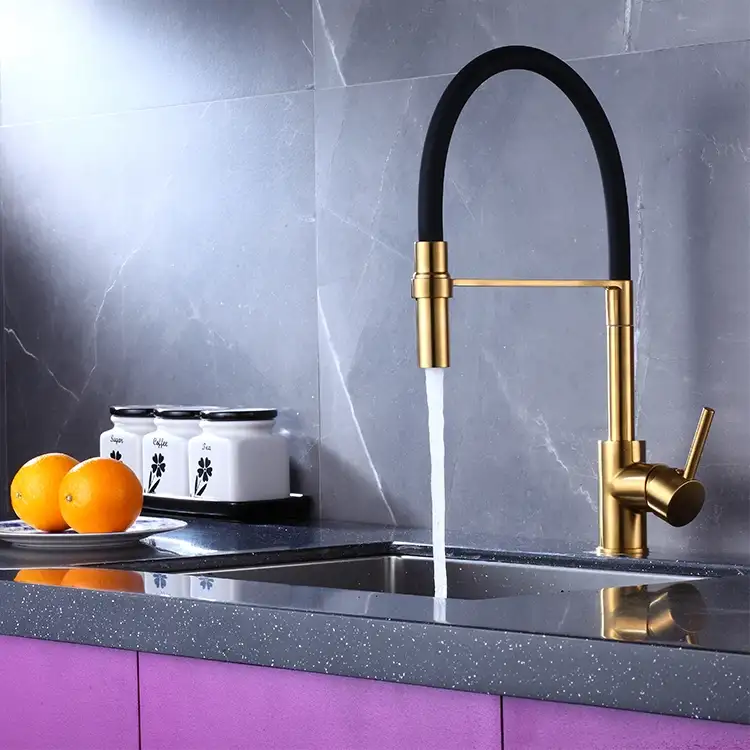 Rubinetto da cucina oro spazzolato con spruzzatore a tiraggio